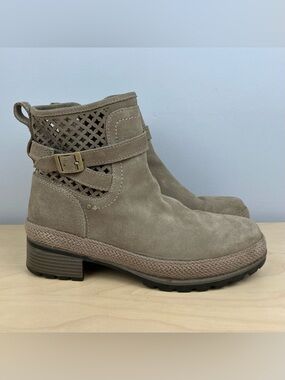 Muck Boot Co. Women’s Size 10.0 Liberty Taupe Suede Heeled Ankle Boots Side Zip